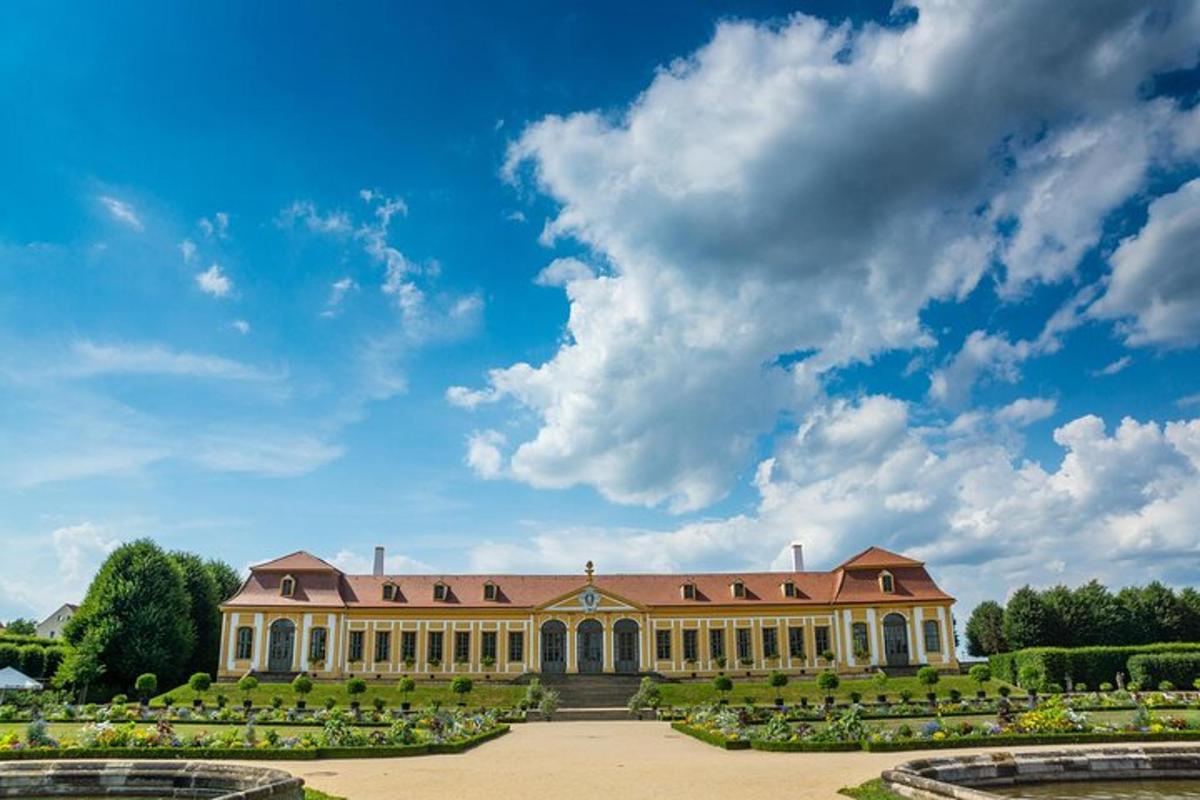 un grande edificio con un grande giardino antistante