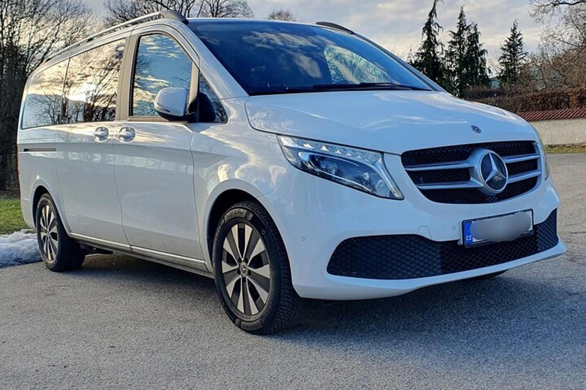 valge Mercedese auto pargitud parklasse