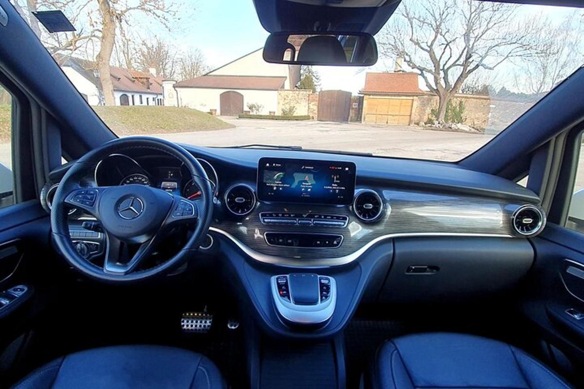 vaade auto roolile ja armatuurlauale