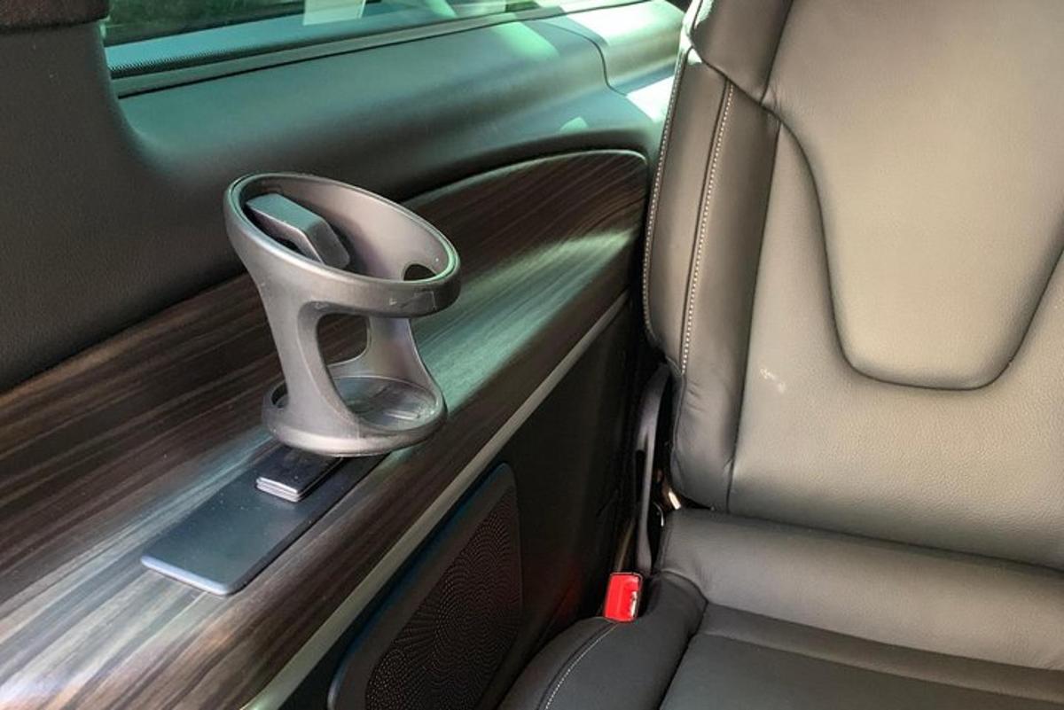 tempat duduk di belakang kereta