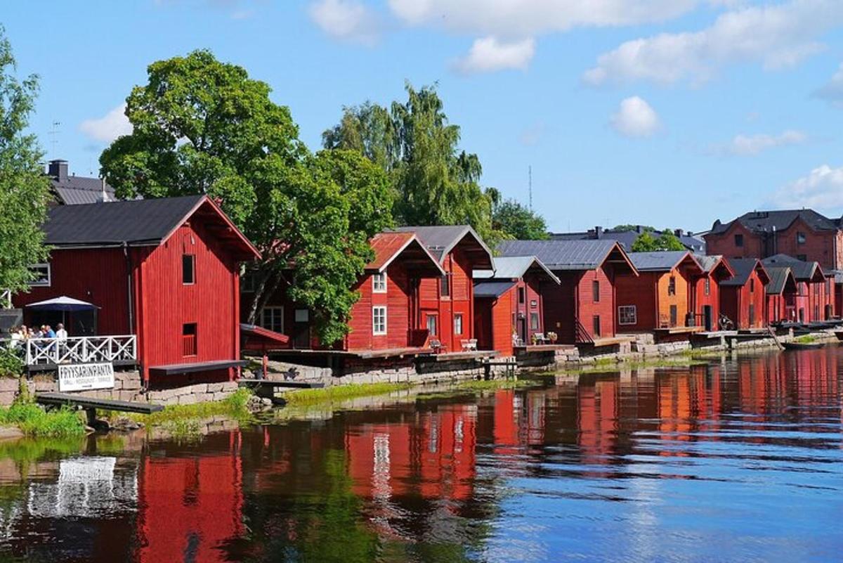 rivi punaisia taloja joen varrella