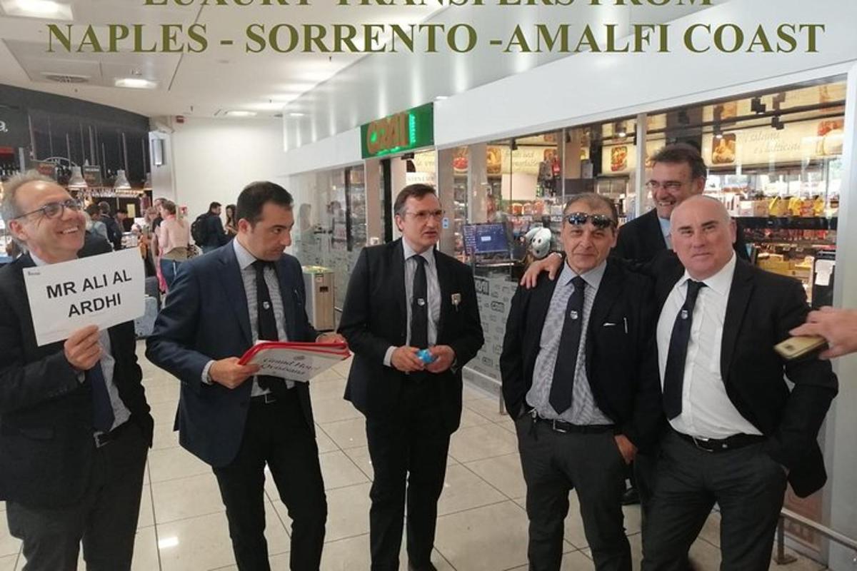 μια ομάδα ανδρών με κοστούμια που στέκονται σε ένα κατάστημα