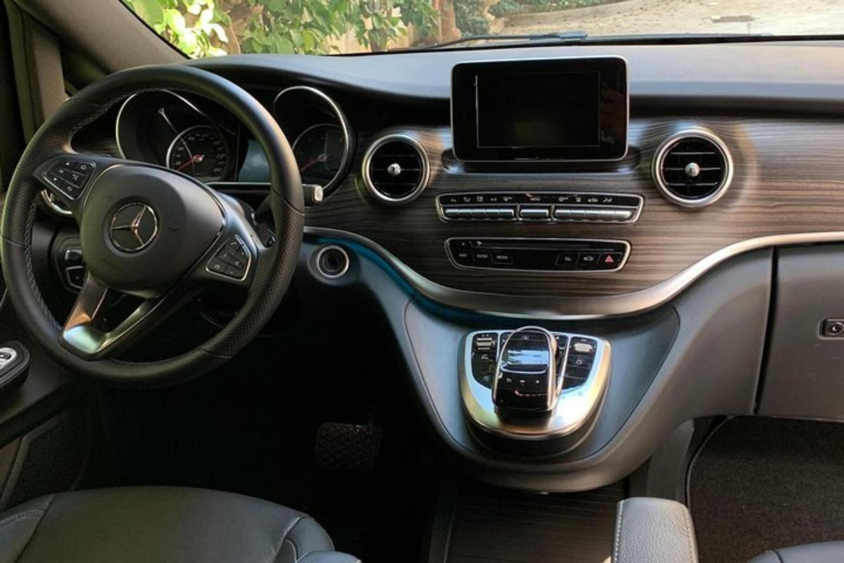 tampilan dashboard mobil acedes benz