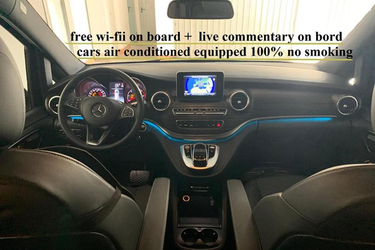 um carro com um painel com uma placa que diz wi-fi grátis a bordo ao vivo