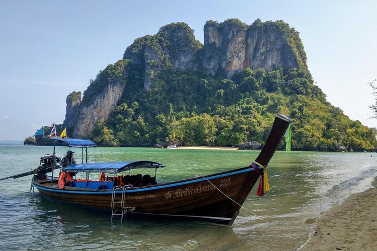 sebuah perahu di atas air dengan gunung di latar belakang