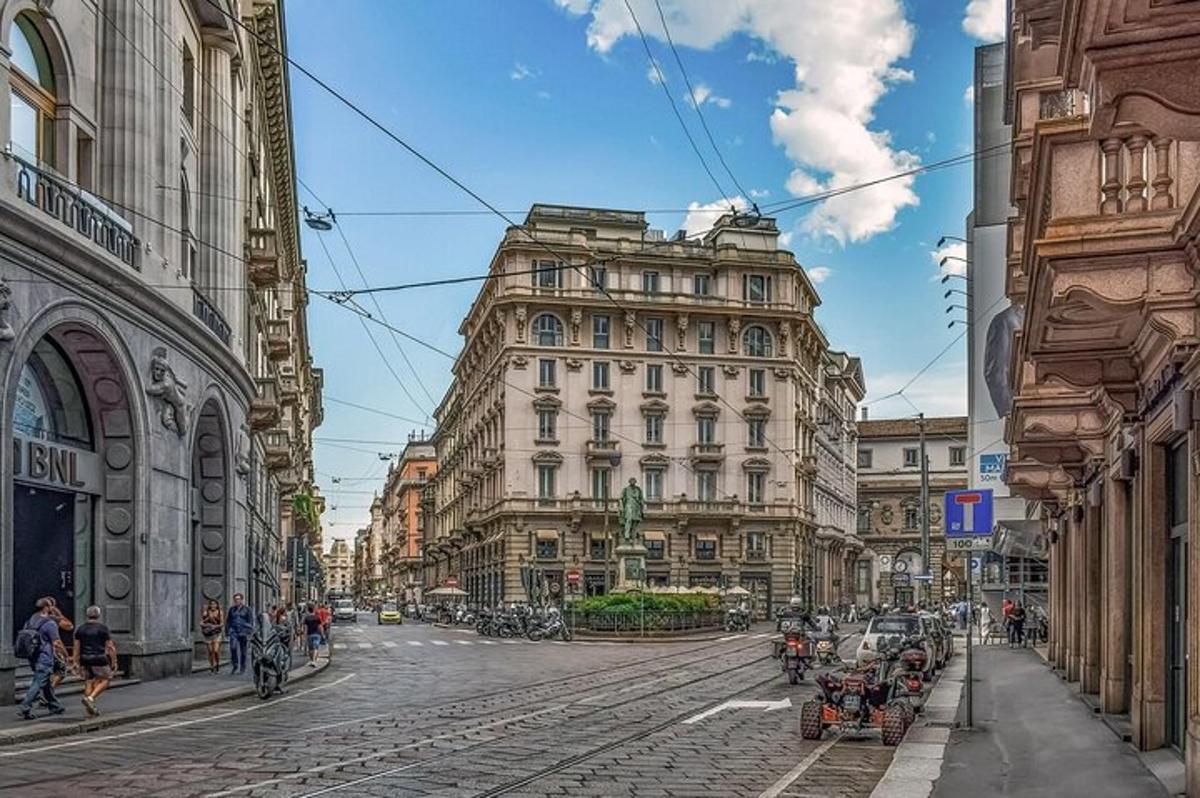 mestská ulica s budovami a ľuďmi na bicykloch