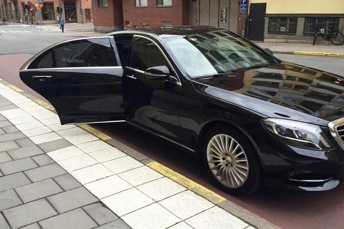 čierne auto zaparkované na kraji ulice