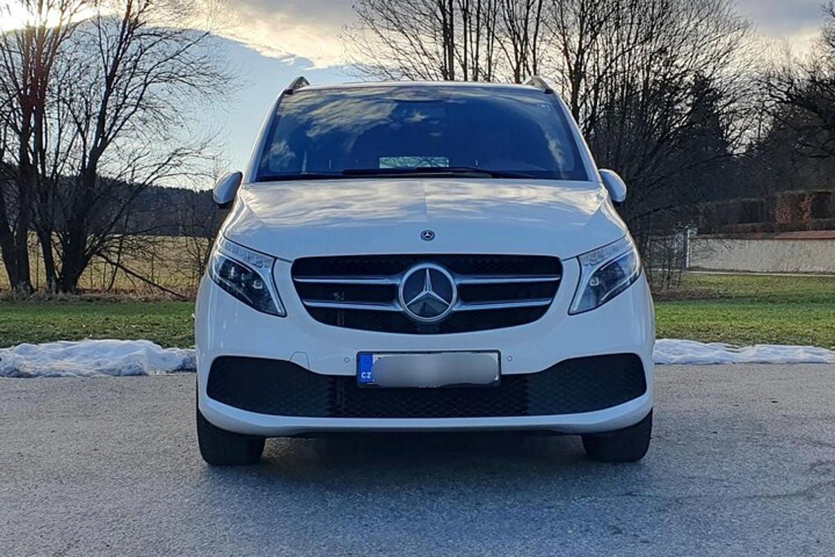 biele auto zaparkované na parkovisku