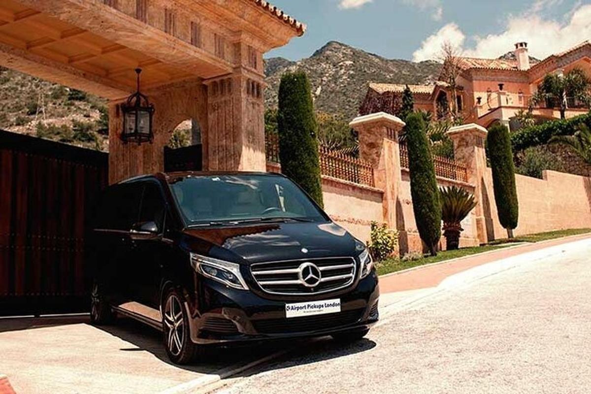 Un coche negro aparcado delante de una casa