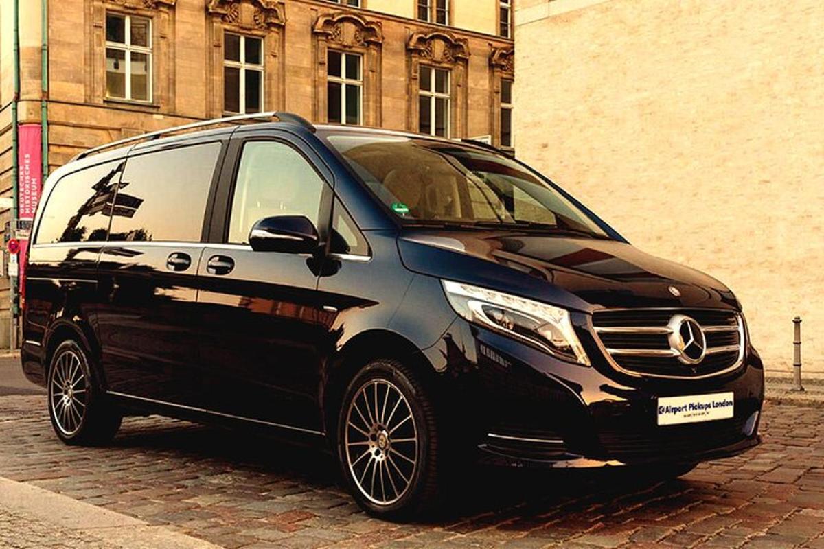 um carro Mercedes Benz estacionado em uma rua