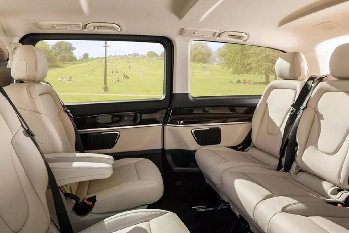 uma vista dos bancos traseiros de um carro