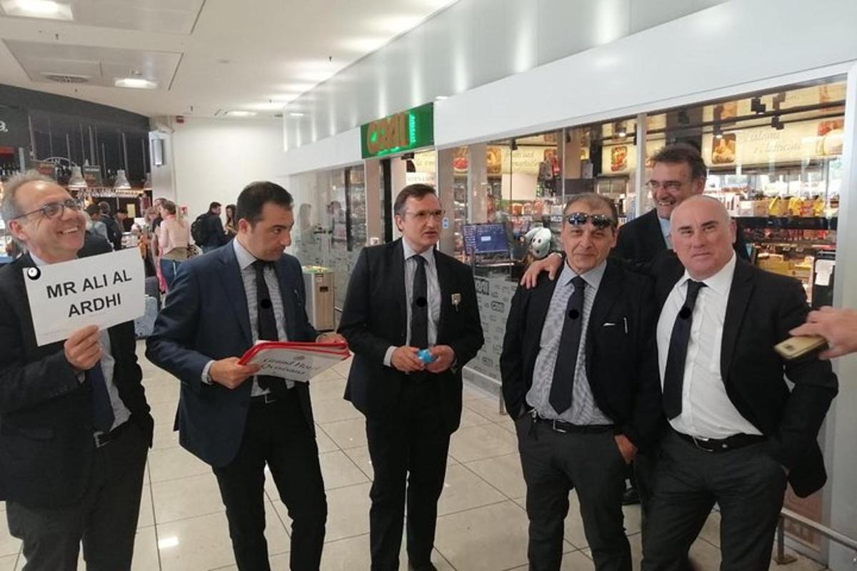 ryhmä pukupukuisia miehiä seisoo kaupassa