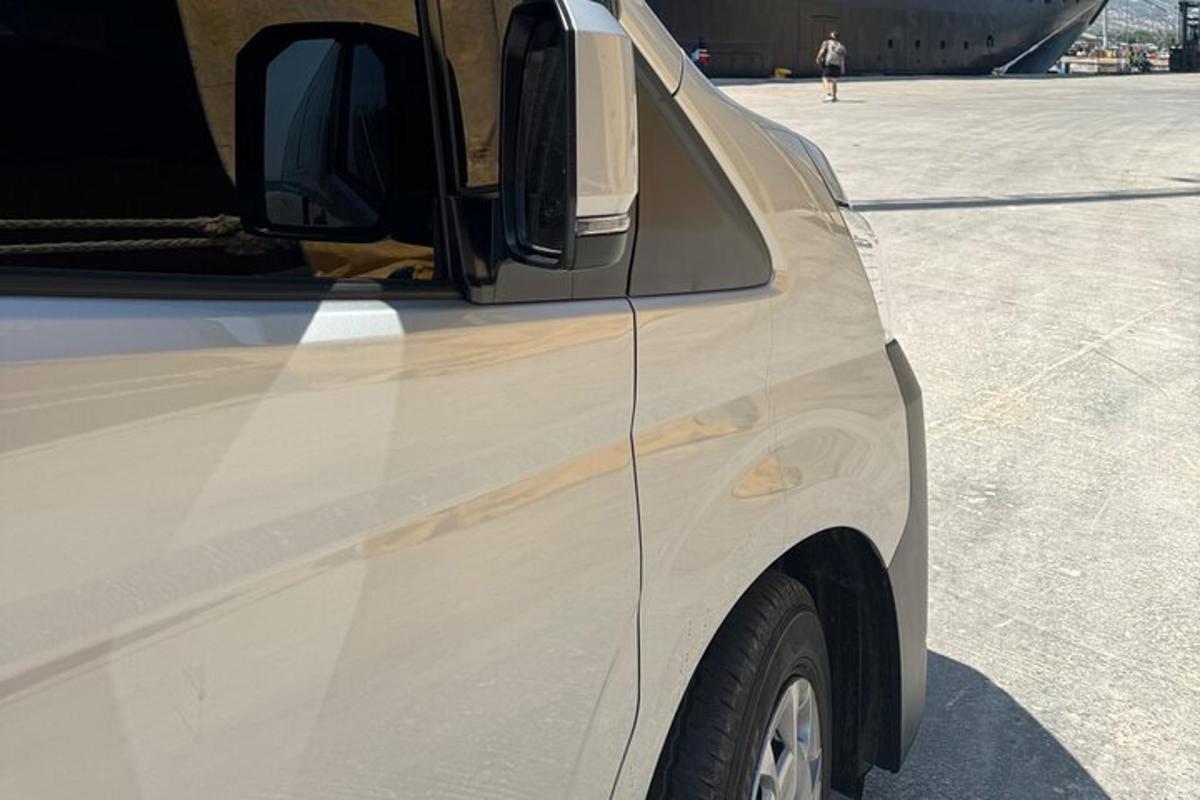 un primo piano del lato di un'auto bianca
