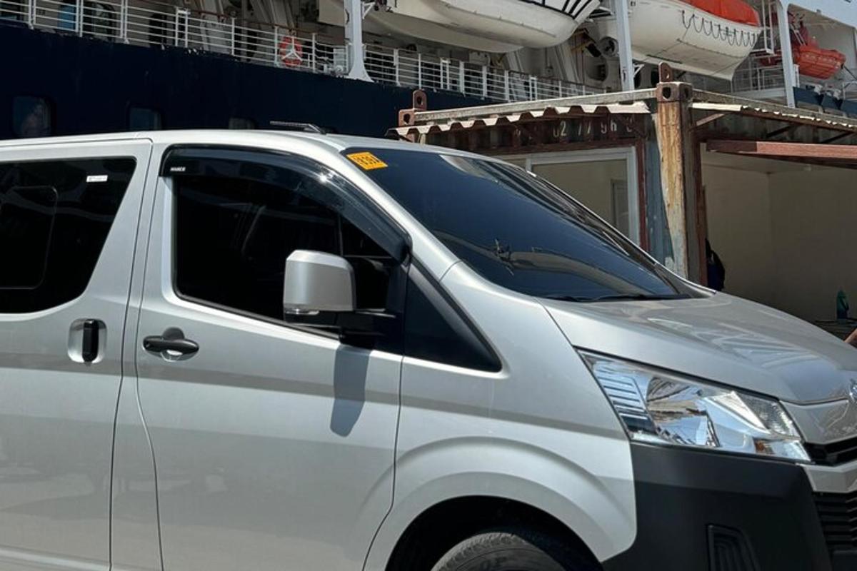 een witte bestelwagen geparkeerd voor een gebouw