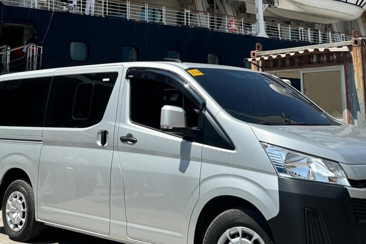 un furgone bianco parcheggiato davanti a un edificio