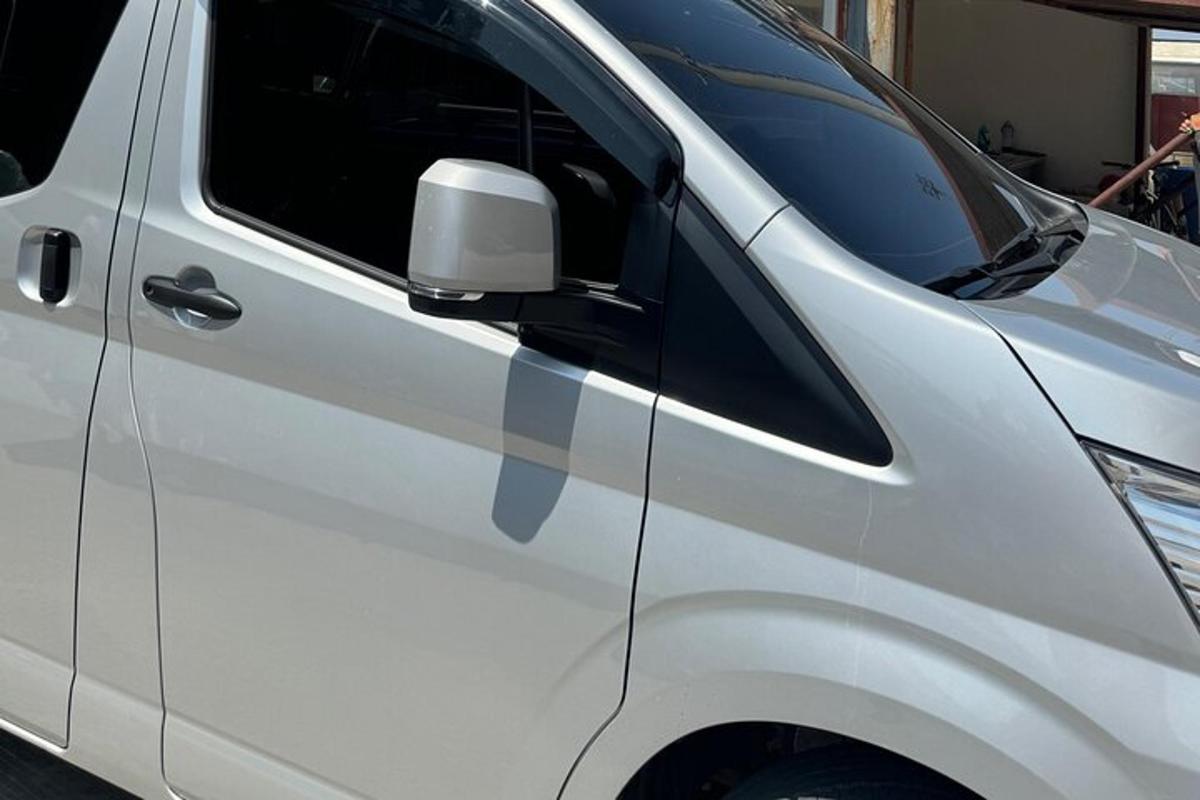 un'auto bianca è parcheggiata in un garage