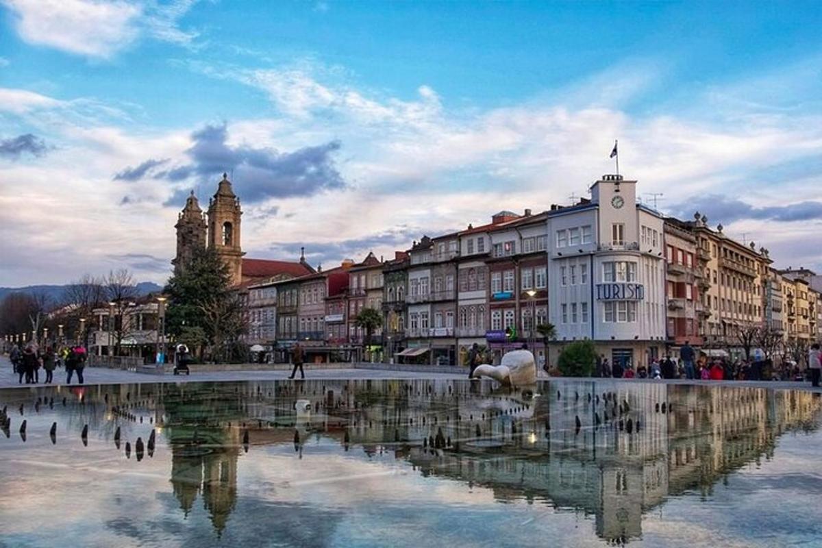una piazza cittadina con un riflesso nell'acqua