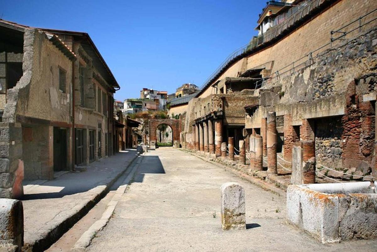 Una calle vacía en una ciudad antigua con edificios.