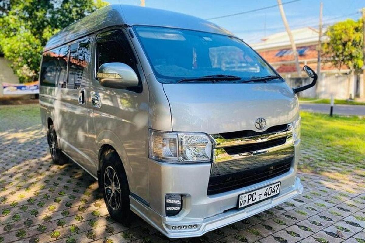 ein silberner Lieferwagen steht auf einem Bürgersteig