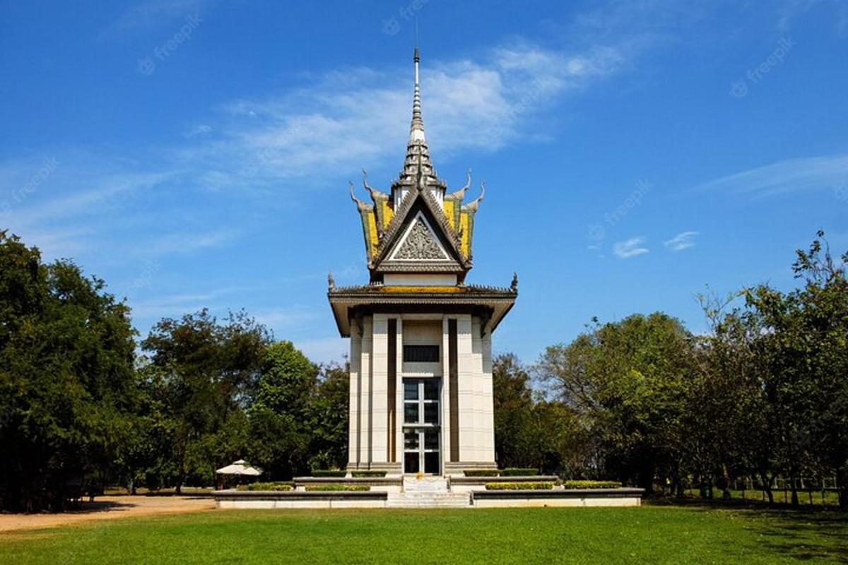 uma grande torre com um campanário em um parque