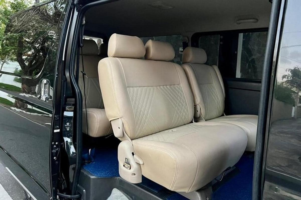 um banco traseiro aberto de uma minivan