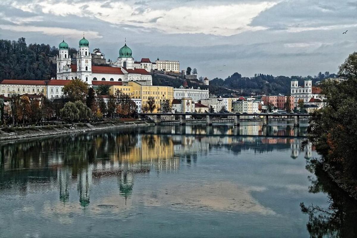 widok miasta z rzeką i budynkami