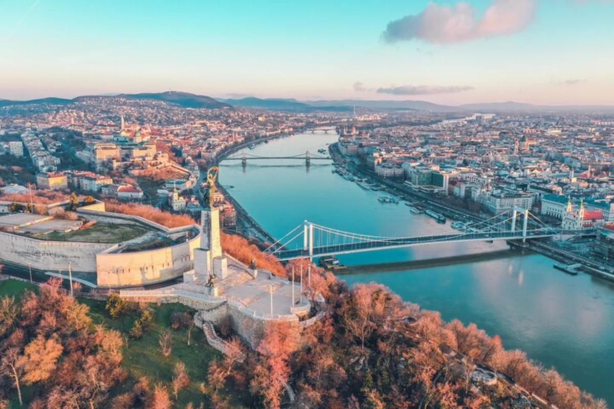 pohled na město s mostem a řekou