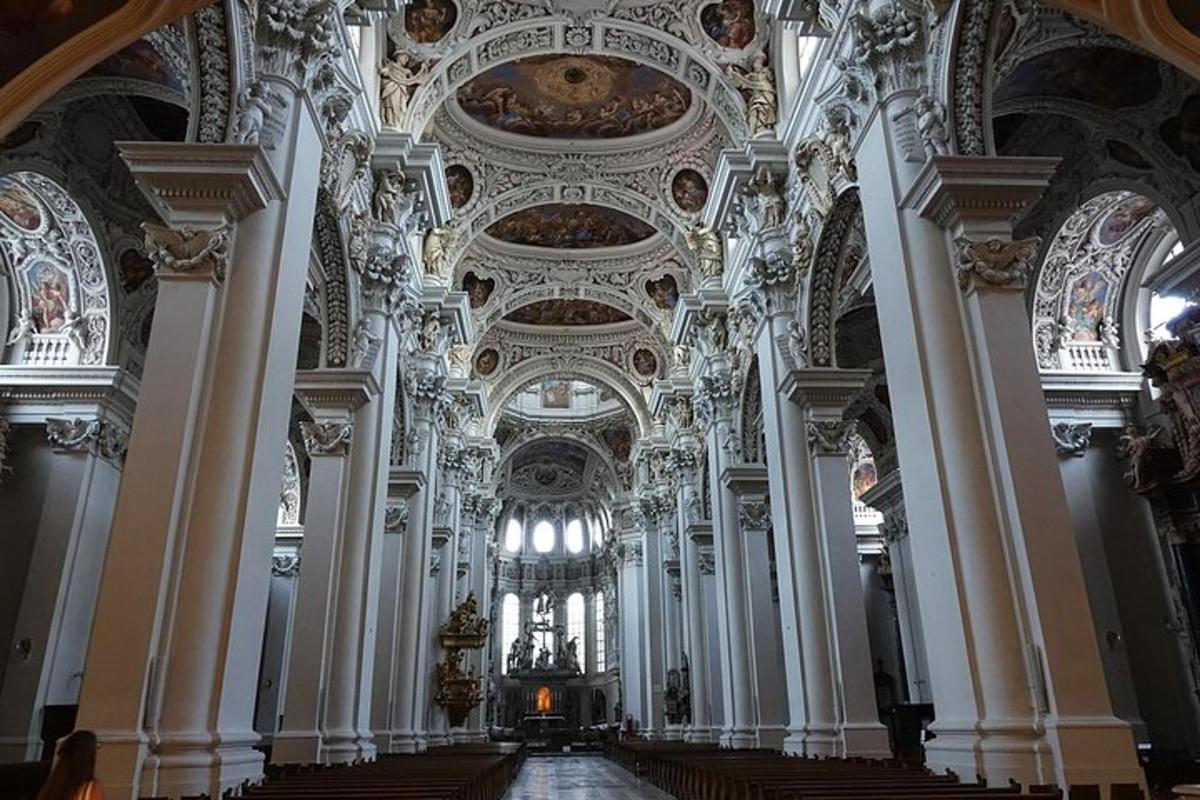 uma imagem de uma igreja com um teto grande