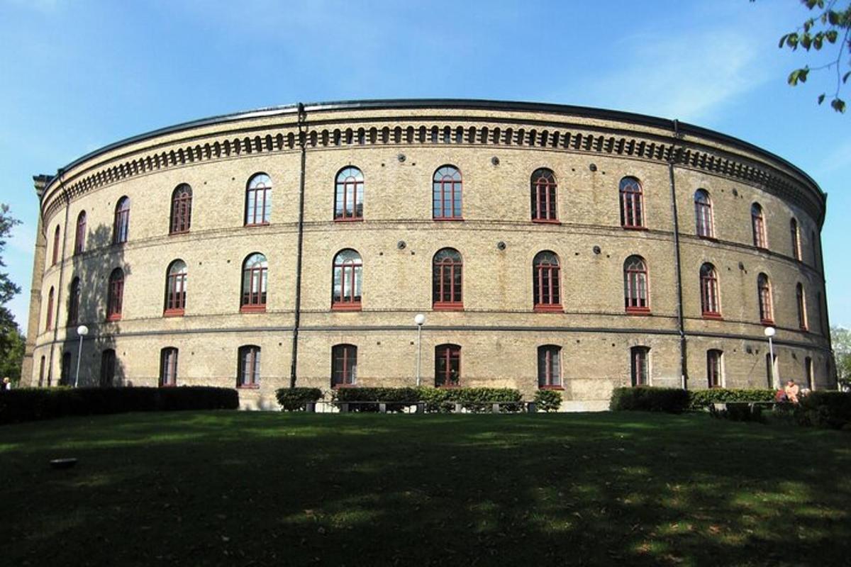 velika stavba s travnato površino pred njo