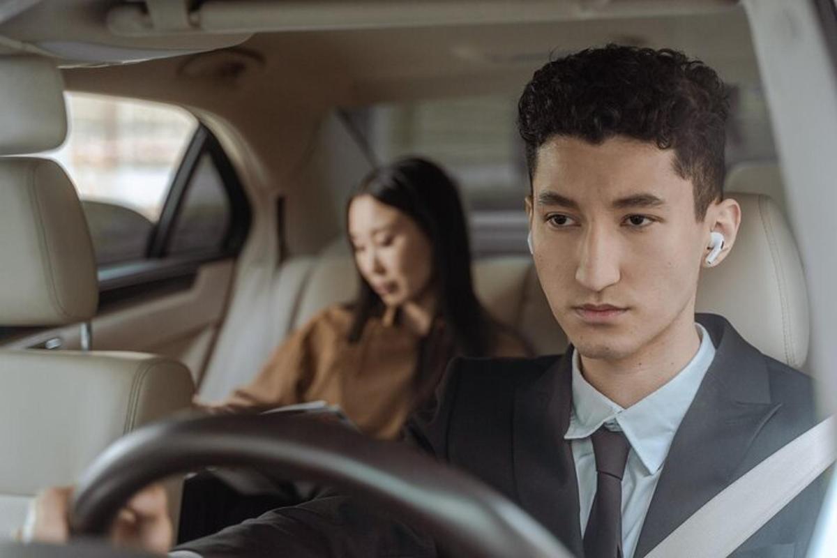 seorang lelaki dan seorang wanita duduk di dalam kereta