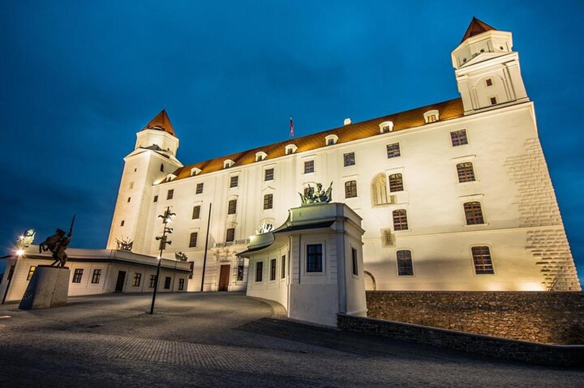 velká bílá budova s hodinovou věží na vrcholu