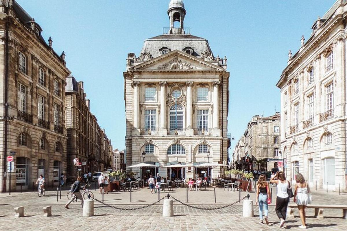 budova s hodinovou věží uprostřed ulice