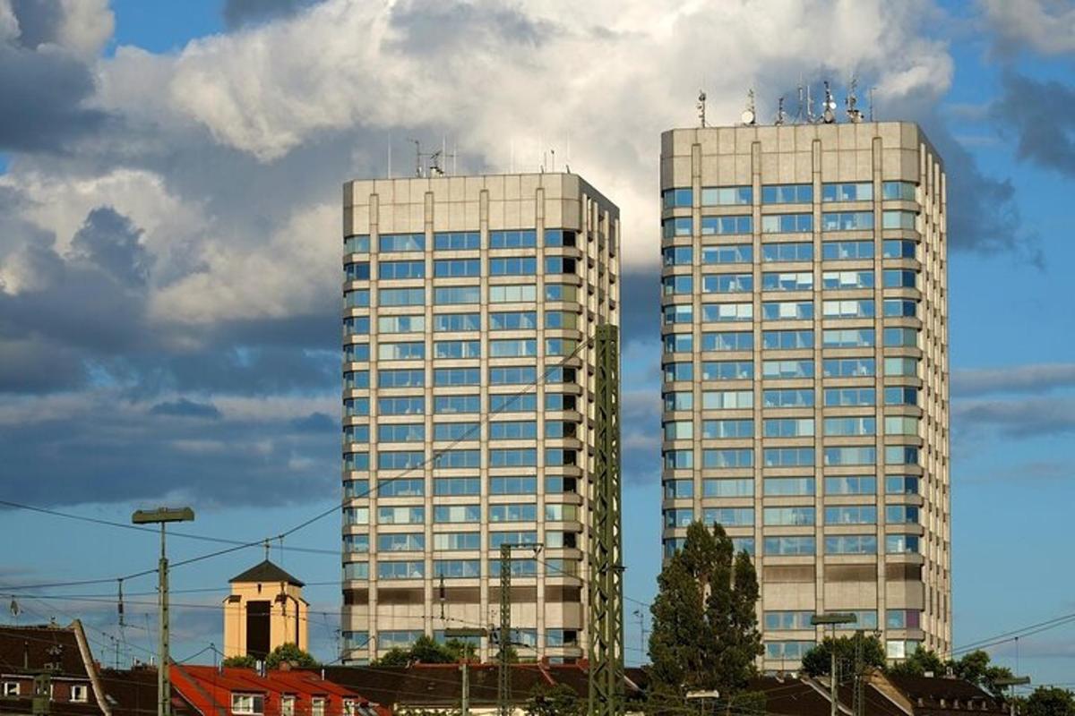 kaks kõrget hoonet linnas, kus on palju hooneid