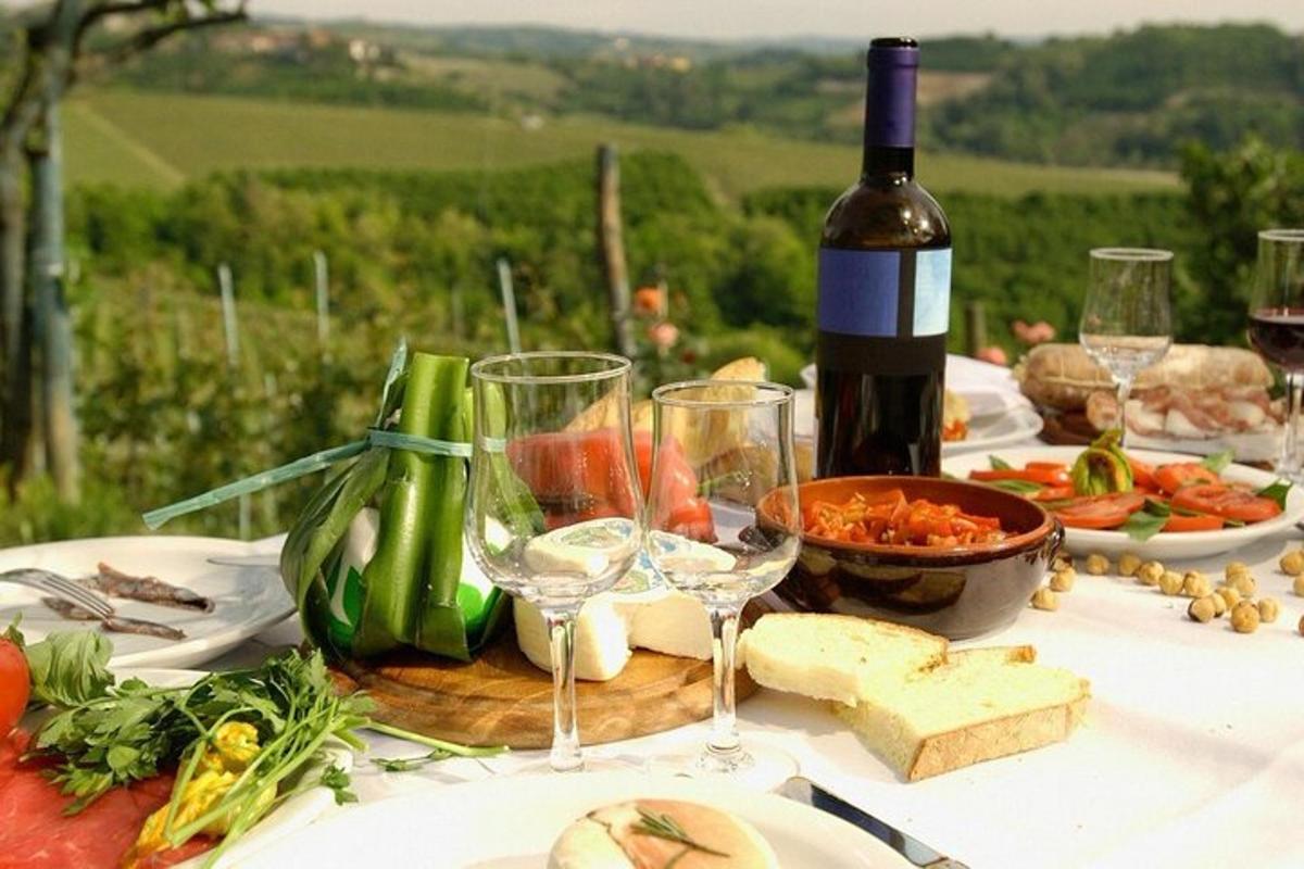 uma mesa com uma garrafa de vinho e taças de vinho
