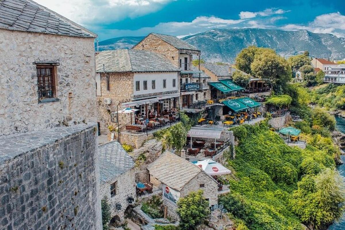 o vedere aeriană a unui oraș cu un râu și clădiri