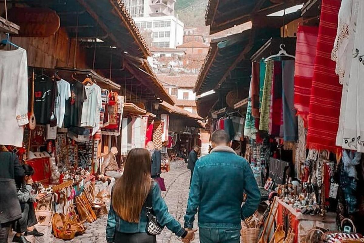 moški in ženska, ki se sprehajata po tržnici