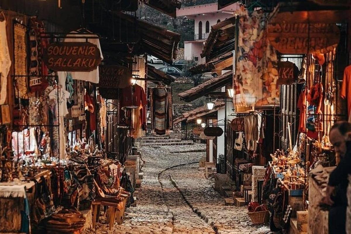 ซอยในตลาดมีร้านค้ามากมาย