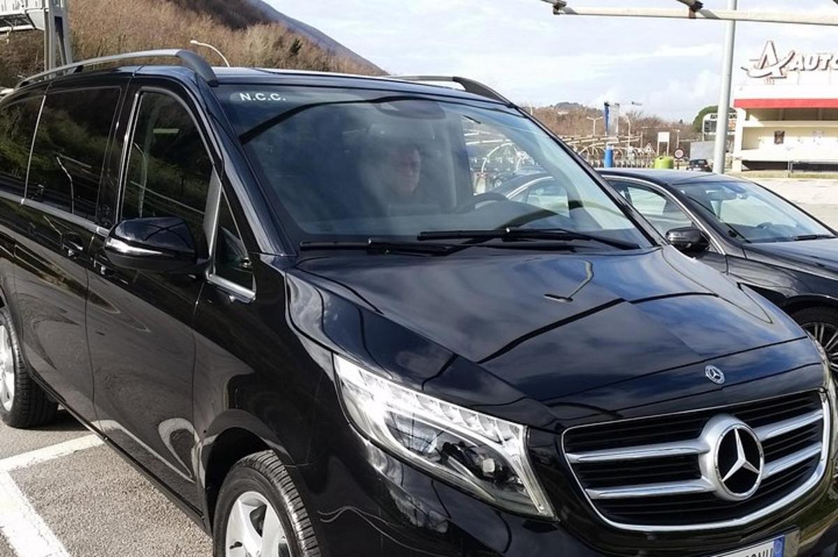 czarny van marki Mercedes zaparkowany na parkingu