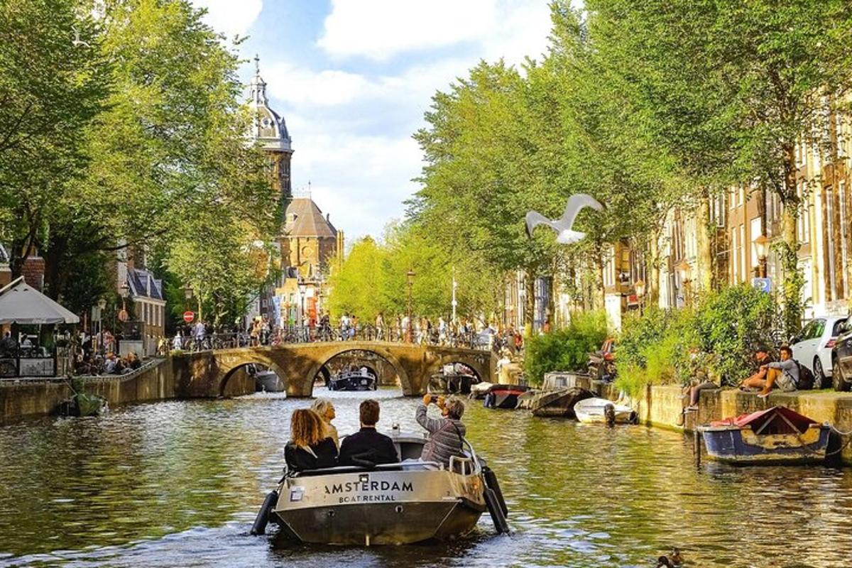 un grup de persones que viatgen en una barca per un canal