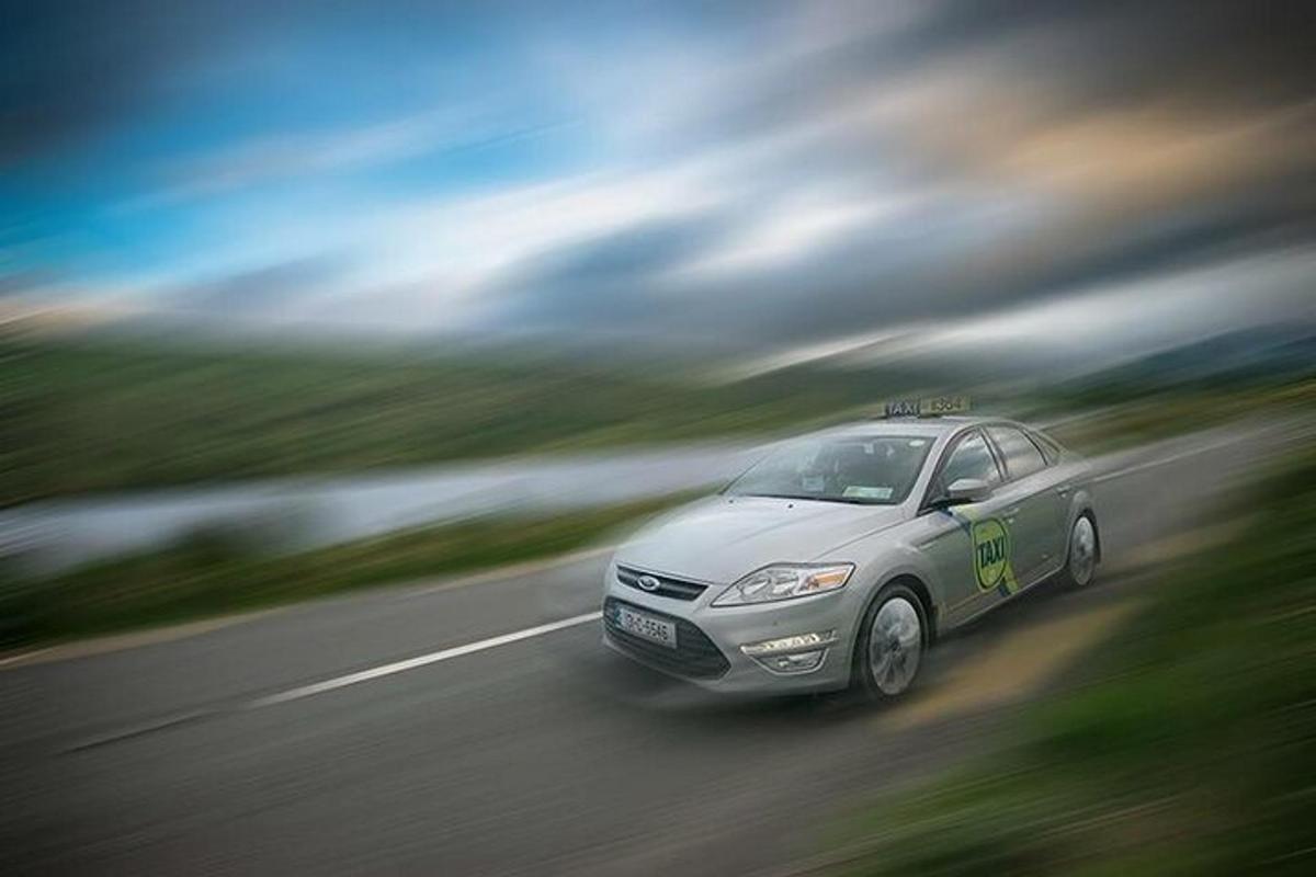 一辆汽车正在路上行驶