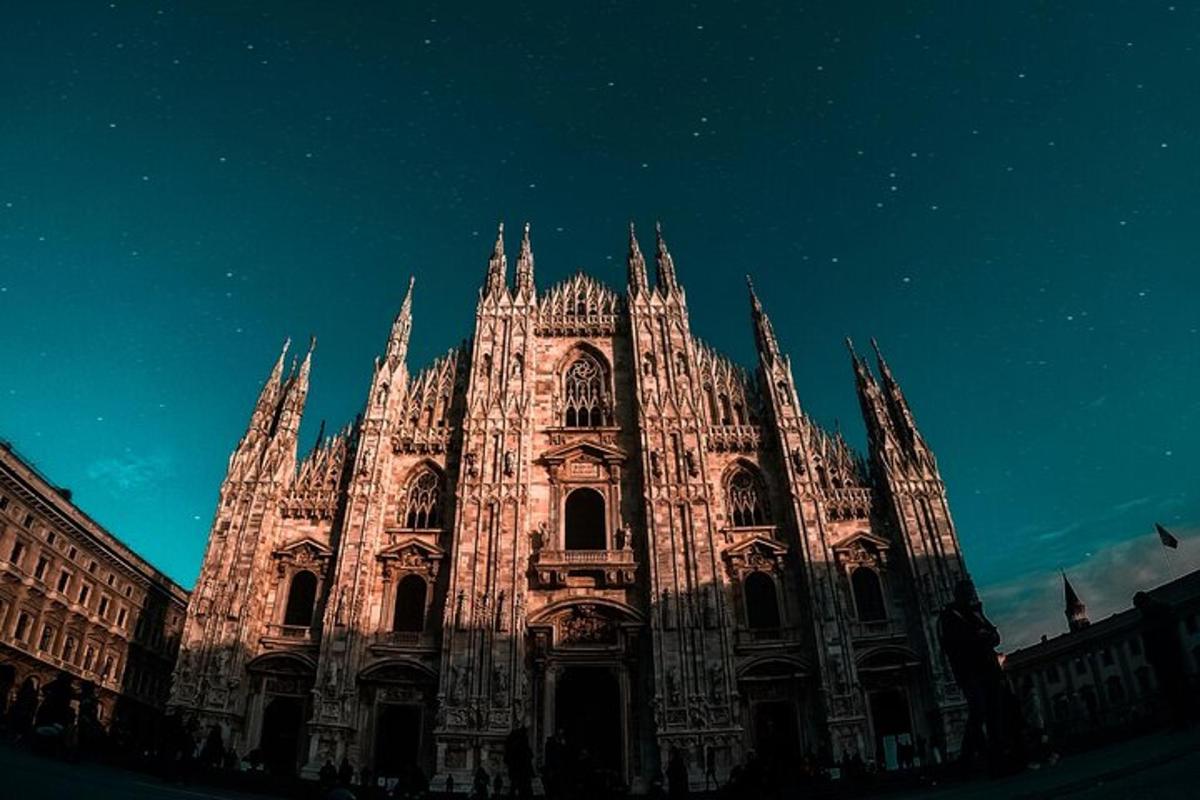 sebuah katedral yang besar pada waktu malam dengan langit yang gelap