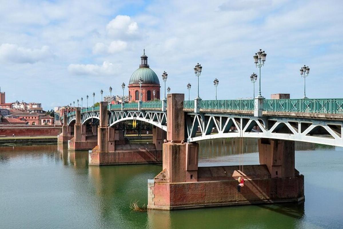 міст через воду з куполоподібною будівлею позаду нього