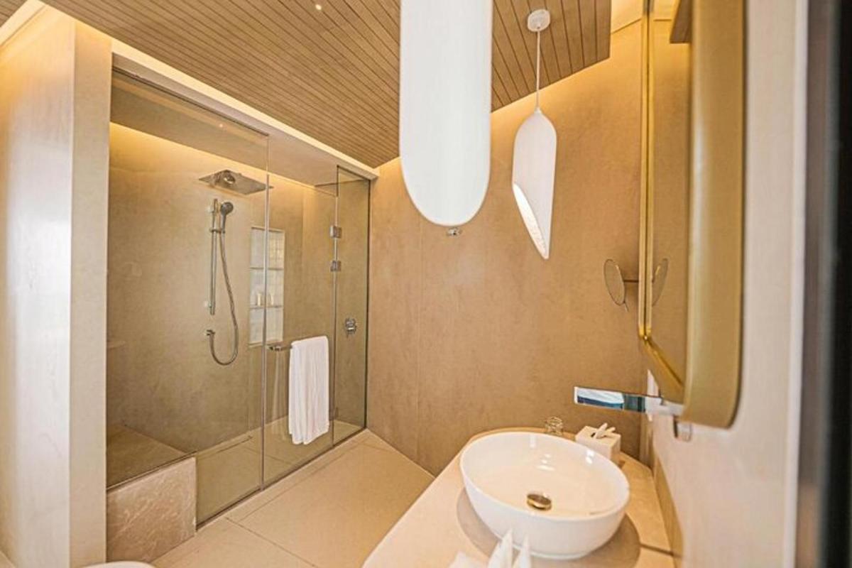 một phòng tắm có vòi sen, bồn cầu và bồn rửa