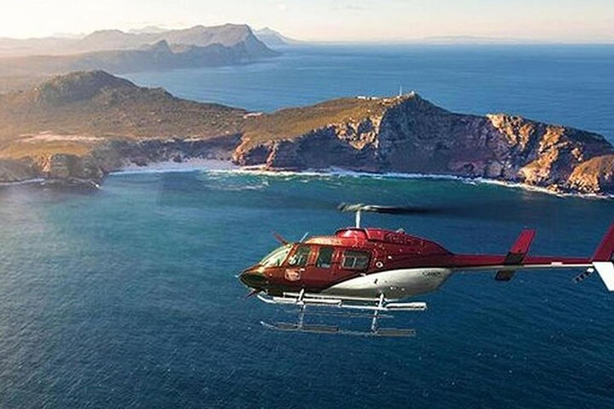 punane ja valge helikopter lendab üle ookeani