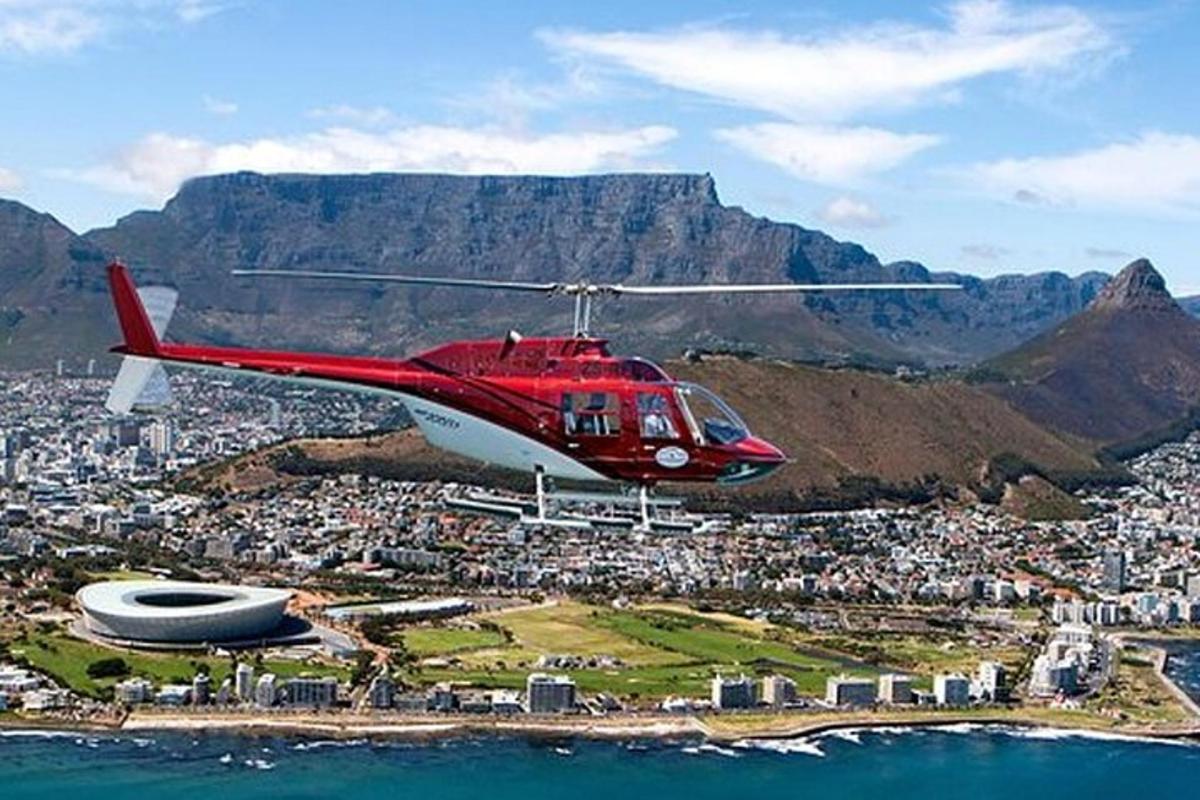 punane helikopter lendab üle linna, kus on mägi