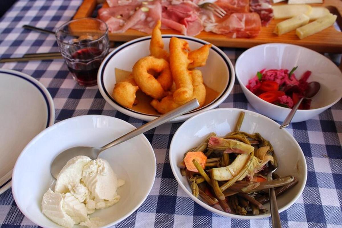 uma mesa com quatro tigelas de comida sobre uma mesa