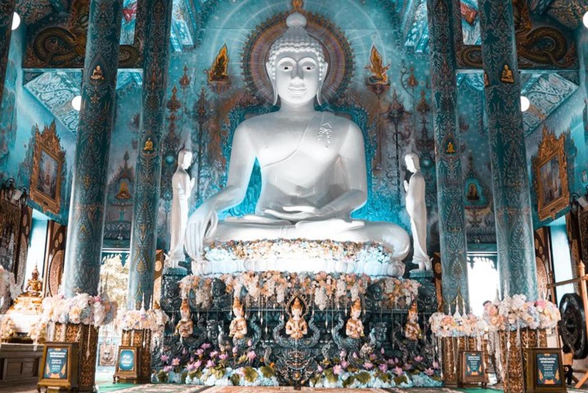 en stor statue av en buddha i et tempel
