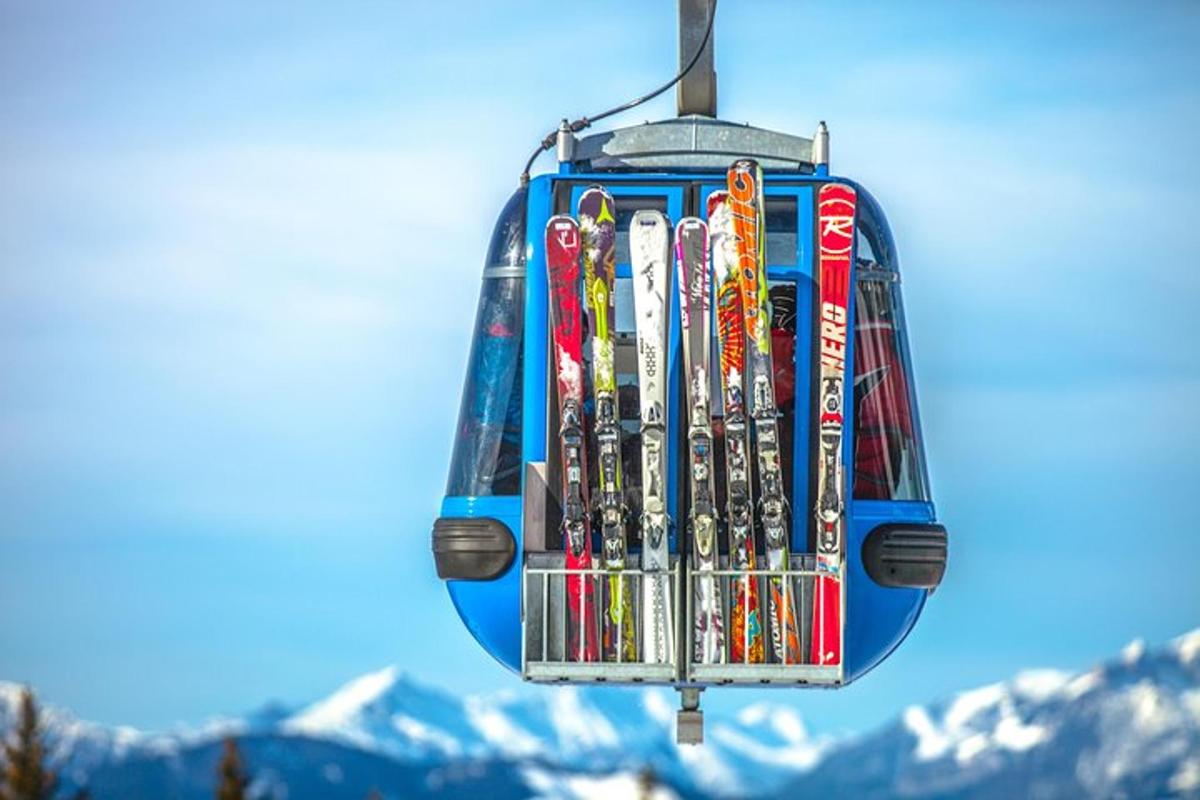 ein Bündel Skier in einer Tasche auf einem Skilift