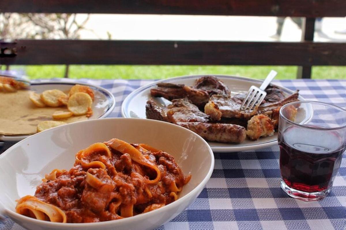 uma mesa com dois pratos de comida e um copo de refrigerante