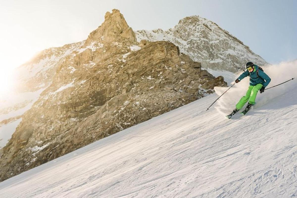 ein Mann fährt mit Skiern einen schneebedeckten Berg hinunter